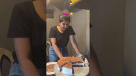 woman_decorating_a_cake_spins_the_stand_and